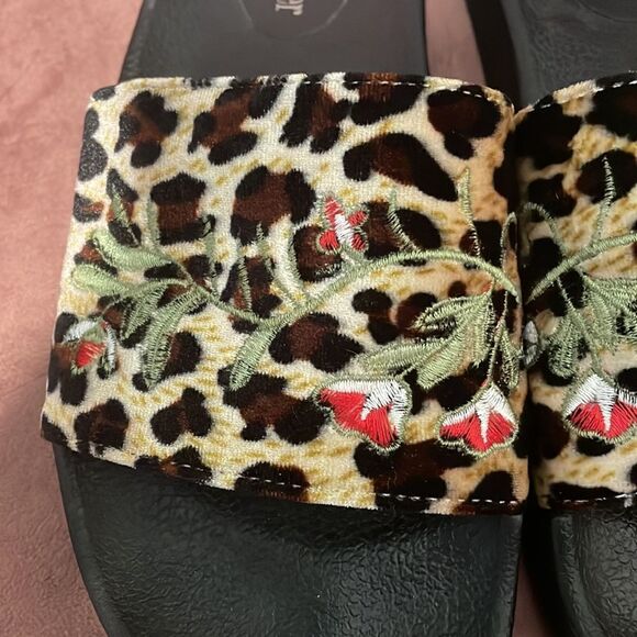 Olivia Miller animal print slides size 10 - Picture 2 of 6